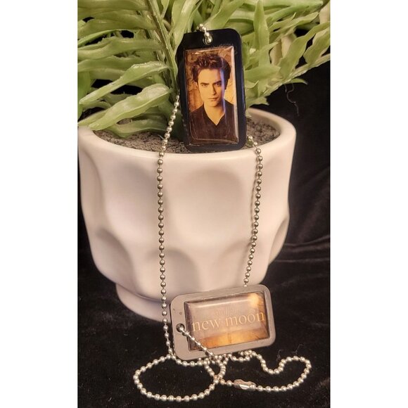 Collectible Twilight Saga:  Edward Cullen New Moon Dog Tags - Picture 2 of 10